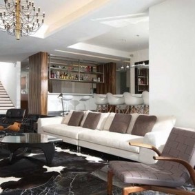 Εσωτερικό σαλόνι με σκάλες στον δεύτερο όροφο του σπιτιού