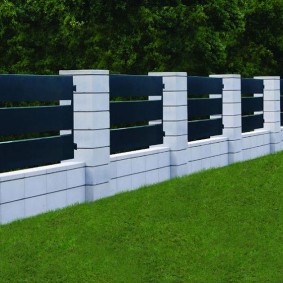 Clôture de la capitale blanche dans un chalet d'été