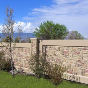 Clôture en béton sur un terrain en pente