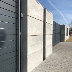 Chaussée en ciment gris