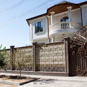 Maison de campagne avec balcon au dernier étage