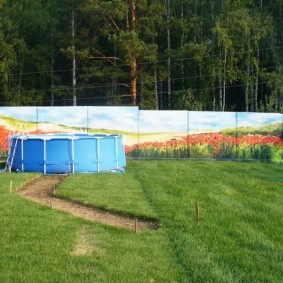 Piscine en plastique sur une clôture en béton