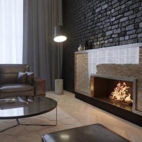 غرفة المعيشة على طراز لوفت الداخلية مع الموقد الحيوي