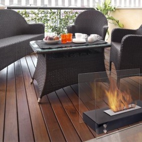 موقد حيوي متنقل على شرفة منزل ريفي