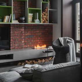 رف معلق فوق الموقد في غرفة المعيشة