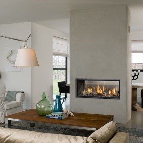 قسم صغير مع مدفأة في الداخل