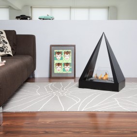 biofireplace الصغيرة في شكل هرم