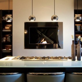 أضواء الكروم على جزيرة المطبخ