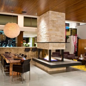 ألواح خشبية على سقف غرفة المعيشة