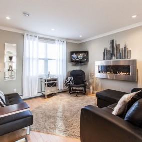 الموقد في الداخل من غرفة المعيشة مربع