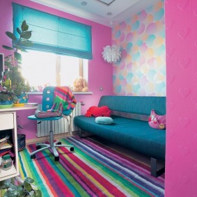 Türkises Sofa im Zimmer des Jungen