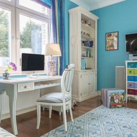 Mädchen Schreibtisch vor dem Raum