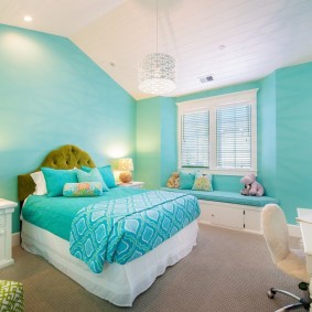 Die türkisfarbenen Wände des Mansardenzimmers