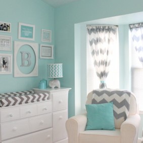 Gestreifte Vorhänge am Fenster im Kinderzimmer