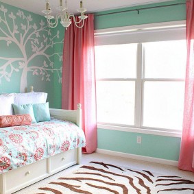 Rosa Vorhänge im Kinderzimmer