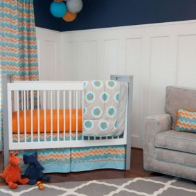 Weiße Krippe für ein kleines Kind