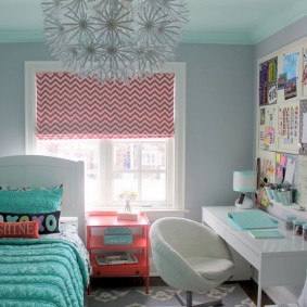 Römischer Vorhang mit rosa Muster