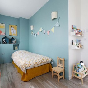 Holzstuhl gegen eine türkisfarbene Wand