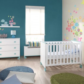 Weiße Möbel für das Zimmer des Neugeborenen