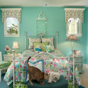 Bunte Decke auf einem Metallbett