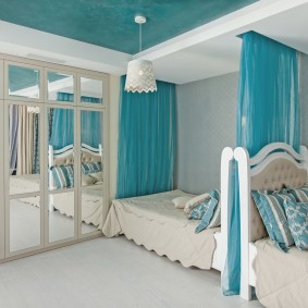 Spiegelschrank im Schlafzimmer des Mädchens