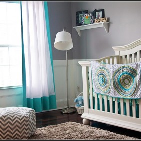 Stehlampe mit weißem Lampenschirm