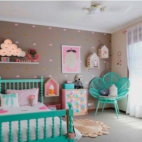 Türkiser Lehnsessel im Mädchenschlafzimmer