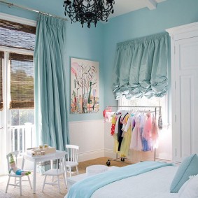 Kleiderbügel mit Mädchenkleidern