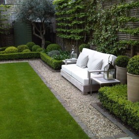 Chemin de gravier le long de la pelouse