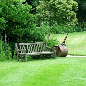 Banc en bois sur un terrain avec jardin et pelouse