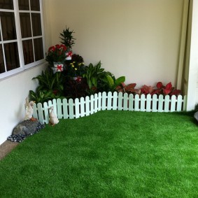 Clôture en plastique blanc