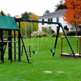 L'herbe verte sous une balançoire pour enfants