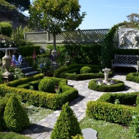 Jardin soigné dans un style régulier