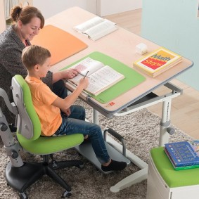 Thay đổi bàn học với mặt bàn nghiêng