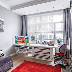 Bàn làm việc trong phòng của một nữ sinh cuối cấp