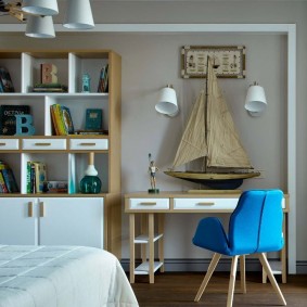 Phân cho cậu bé với lưng màu xanh