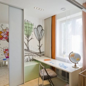 Bàn làm việc trước cửa sổ phòng trẻ em