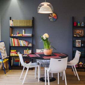 Kệ đen trong vườn ươm