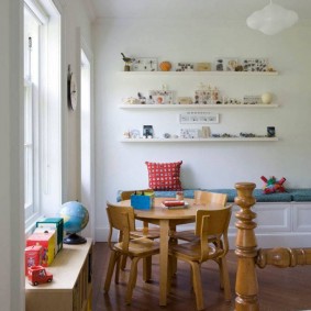 Mở kệ với đồ chơi trẻ em