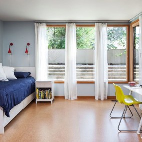 Rèm cửa màu trắng trên cửa sổ trong nhà trẻ