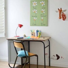 Ghế trẻ em trên khung kim loại