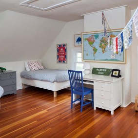 ghế gỗ màu xanh đậm