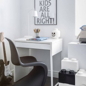 Ghế nhựa theo phong cách hiện đại.