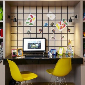 Ghế màu vàng trước bàn màu đen