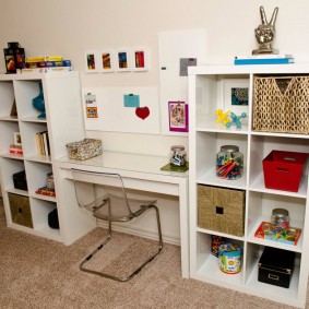 Đồ trẻ em trên kệ của một giá mở