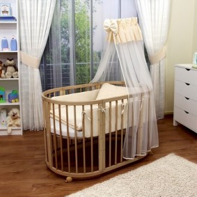 Baby cot on wheels
