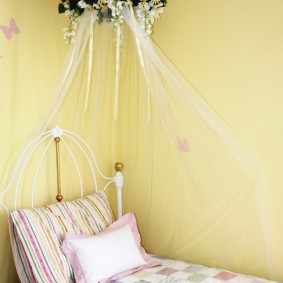 Kids room with yellow walls