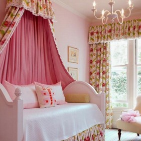 Pink fabrics in the interior of the room for the girl