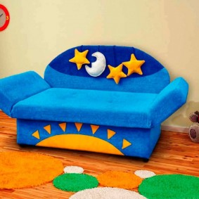 Καναπές με μπλε ταπετσαρία