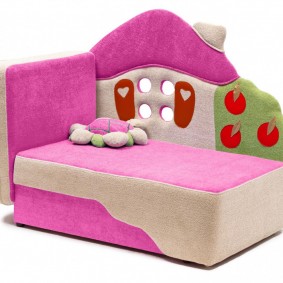 Συμπαγή έπιπλα με ροζ ταπετσαρία